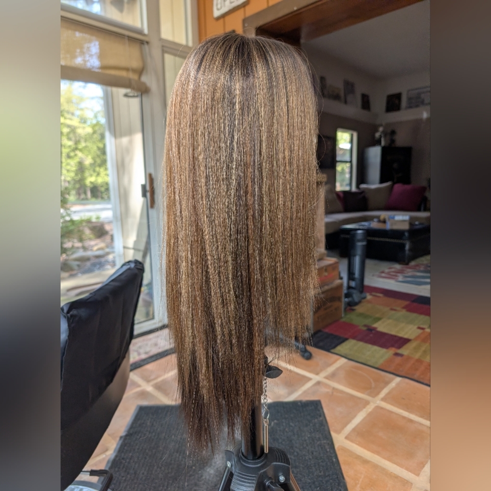 22-in Lace Front Medium Brown Highlighted Straight Layered Wig